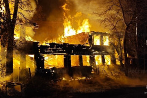 Во Владимирской области огонь охватил заброшенное здание