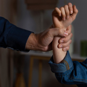 Избивавший детей житель Петушков угрожал им винтовкой