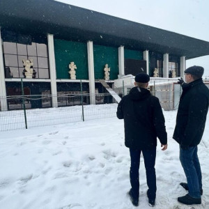 Остекление фасада горевшего драмтеатра выполнили наполовину