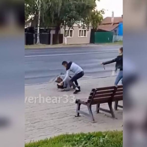 Жители Владимира сняли на видео драку на остановке