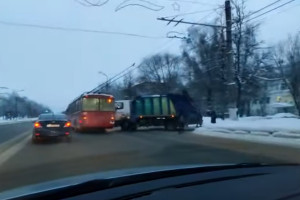 Во Владимире мусоровоз влетел в троллейбус