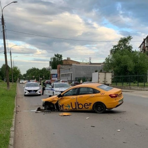 Во Владимире в аварии пострадала женщина-водитель такси