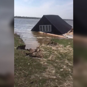 Во Владимирской области дом уплыл по Оке