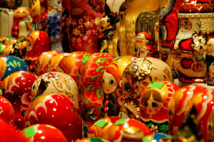 В Суздале создали стол с левитирующими матрешками