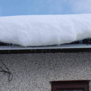 Жителей Владимирской области предупредили о сходе снега с крыш и падении сосулек