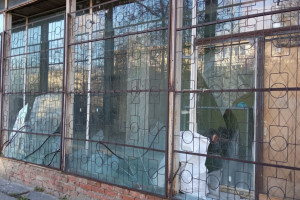 Во Владимире неизвестные разгромили три огромных витрины