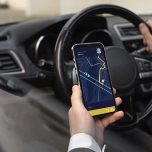 В Гусь-Хрустальном таксист украл телефон пассажирки и подарил знакомому