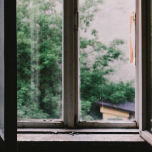 Во Владимире из окна третьего этажа выпала 2-летняя девочка 