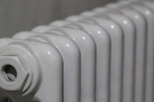 Владимирцам объяснили, почему отопление работает в апрельскую жару