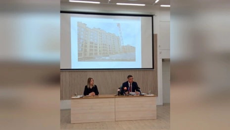 У дома с лишними этажами в Коммунаре поставили башенный кран