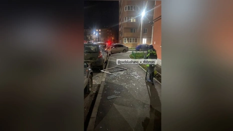 Во Владимире выпавшее из высотки окно едва не убило прохожих