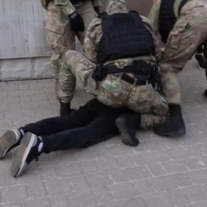 Появилось видео задержания сбытчиков 30 тыс. фальшивых долларов во Владимире