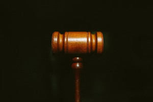Многодетного отца и экс-директора комбината питания за присвоение 8 млн осудили на 4 года 