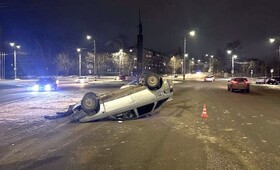 В Коврове пьяный 25-летний водитель влетел в бетонный забор и перевернулся на «двенашке»