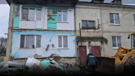 В селе под Камешково дом с рухнувшими балконами отказались признавать аварийным