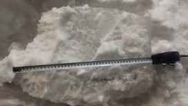 В Коврове огромная глыба льда рухнула с крыши на прохожую