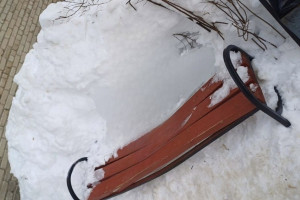 Во Владимире глыба льда рухнула на лавку около дома