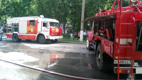 Припаркованные машины помешали владимирским пожарным подъехать к горящей многоэтажке