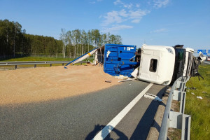 После ДТП с Tesla на М-7 под Владимиром перевернулась фура с песком