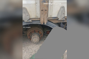 В деревне под Ковровом слетевший с домкрата грузовик насмерть придавил мужчину