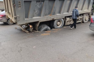 В Александрове КамАЗ провалился под землю