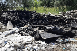 В Меленковском районе загорелась стихийная свалка