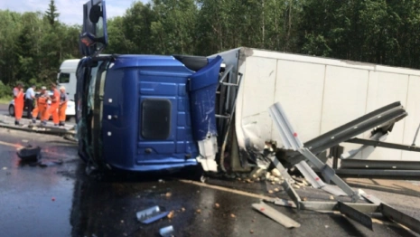 Во Владимирской области фура перевернулась на М-7 после ДТП
