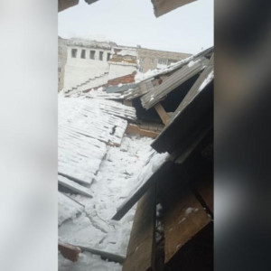Сразу две крыши домов рухнули в Вязниках и Карабаново