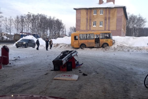 В Петушках школьный автобус въехал в АЗС