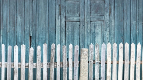 Под Александровом пьяный мужчина перелез через забор и избил хозяина дома