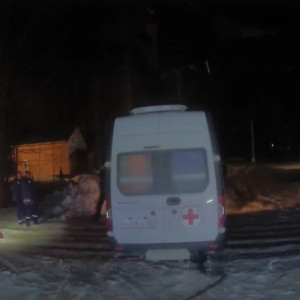 Во Владимире машина скорой помощи застряла в ледяной колее