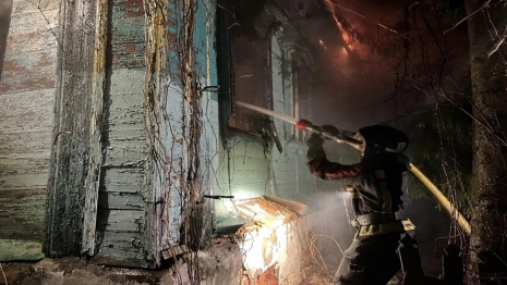 Во Владимире мощный пожар уничтожил заброшенный деревянный дом