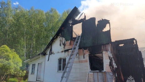 Пострадавшего на пожаре под Александровом 74-летнего дедушку увезли в больницу с ожогами