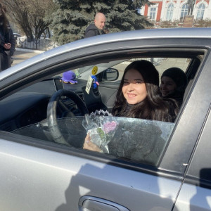 Во Владимире сотрудники ДПС останавливали машины и дарили женщинам цветы