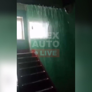 Во Владимирской области подъезд одного из домов превратился в водопад