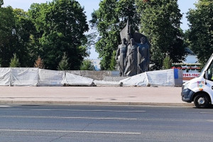 Во Владимире снова рухнуло ограждение на площади Победы