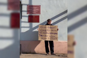 Отец умерших в Красном кресте двойняшек вышел на пикет во Владимире