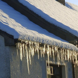 Во Владимирской области упавший с крыши снег сломал позвоночник прохожей