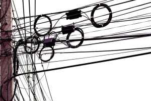 В Карабаново двое мужчин срезали телефонный и интернет-кабели ради меди