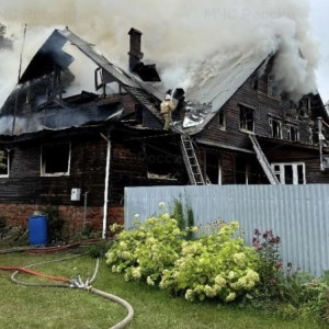 В поселке под Гусь-Хрустальным деревянный дом загорелся из-за аварийной работы холодильника