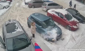 Глыба снега едва не рухнула на голову женщины в Коврове