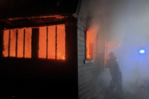 В СНТ под Александровом огонь уничтожил дачный дом с мансардой