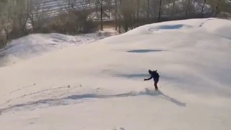 Экстремальный спуск сноубордистки со смотровой площадки во Владимире сняли на видео