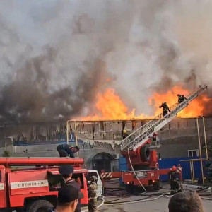 Полыхающее бюро ритуальных услуг в Гусь-Хрустальном сняли на видео