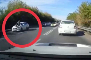 Во Владимирской области мужчина запрыгнул на капот ехавшего такси