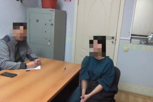 Появилось видео допроса выбросившей ребенка 19-летней матери из Коврова