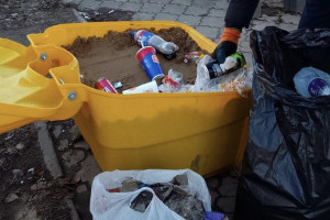 Во Владимире емкости с песко-соляной смесью забросали мусором