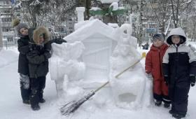 Дворник создал сказочные снежные фигуры у детсада в Петушках