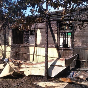 Появились фото с места гибели 2 детей на пожаре в Лакинске