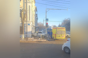 В центре Владимира таксист протаранил стену гостиницы